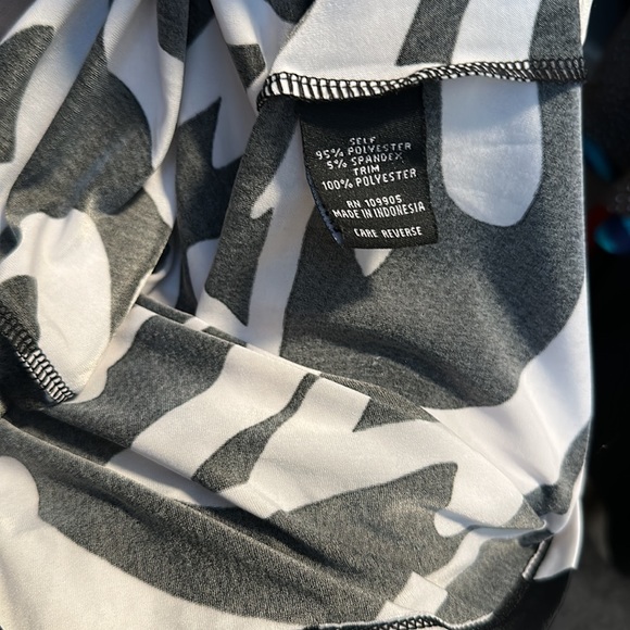 😊 Milano Ruffle Sleeveless Blouse - Picture 4 of 4